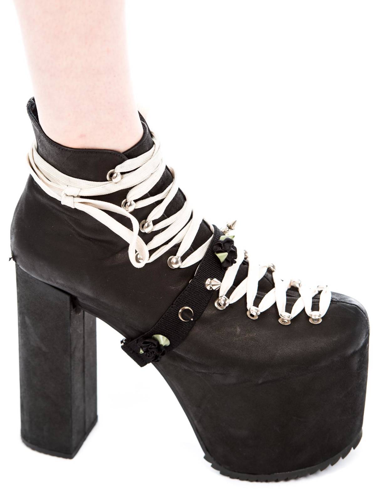 Spikes and Flower Shoe Garter - Pink